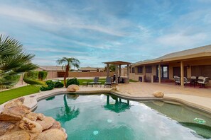 Pool - Peoria Paradise: Poolside Vibes & Family Good Times. Spacious Backyard with Pool (Peoria)