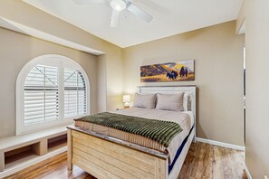 4 bedrooms, iron/ironing board, free WiFi, bed sheets - Peoria Paradise: Poolside Vibes & Family Good Times. Spacious Backyard with Pool (Peoria)