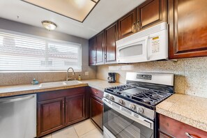 Fridge, microwave, oven, stovetop - Golf course home w/ ping-pong & foosball - two miles from fairgrounds - dogs OK (Indio)