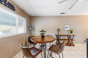 Dining - Golf course home w/ ping-pong & foosball - two miles from fairgrounds - dogs OK (Indio)