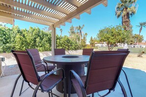 Outdoor dining - Golf course home w/ ping-pong & foosball - two miles from fairgrounds - dogs OK (Indio)