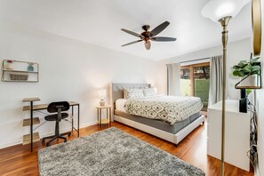 2 bedrooms, desk, iron/ironing board, free WiFi - Dog-friendly townhouse with enclosed patio, outdoor pool, mtn views, W/D, AC (Phoenix)