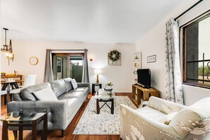 Smart TV, books - Dog-friendly townhouse with enclosed patio, outdoor pool, mtn views, W/D, AC (Phoenix)