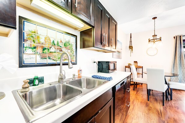 Fridge, microwave, oven, stovetop - Dog-friendly townhouse with enclosed patio, outdoor pool, mtn views, W/D, AC (Phoenix)