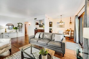 Smart TV, books - Dog-friendly townhouse with enclosed patio, outdoor pool, mtn views, W/D, AC (Phoenix)