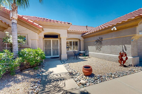Exterior - Inviting home with full kitchen, patio, central AC, & W/D (Sun City West)