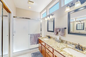 Shower, hair dryer, towels - Inviting home with full kitchen, patio, central AC, & W/D (Sun City West)