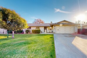 Exterior - Comfortable stay with a pool, tennis court, and gym access, washer/dryer, & AC (Sun City)