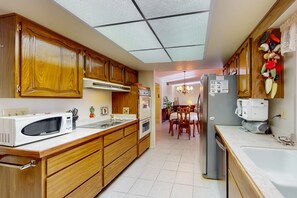Fridge, microwave, oven, stovetop - Comfortable stay with a pool, tennis court, and gym access, washer/dryer, & AC (Sun City)