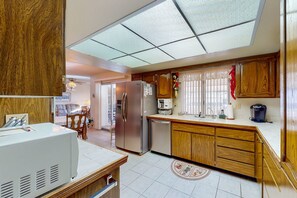 Interior - Comfortable stay with a pool, tennis court, and gym access, washer/dryer, & AC (Sun City)