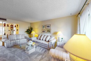 Smart TV, DVD player, table tennis, books - Comfortable stay with a pool, tennis court, and gym access, washer/dryer, & AC (Sun City)