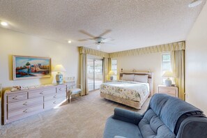 2 bedrooms, free WiFi, bed sheets - Comfortable stay with a pool, tennis court, and gym access, washer/dryer, & AC (Sun City)