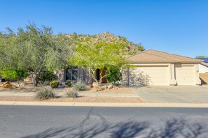 Exterior - Private desert dream home with enclosed yard, pool, furnished lanai, & grill (Mesa)