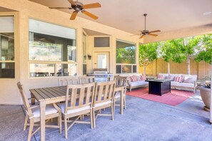 Outdoor dining - Private desert dream home with enclosed yard, pool, furnished lanai, & grill (Mesa)