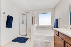 Shower, hair dryer, towels - Mountain-view gem - 2 large living rooms, heated pool, enclosed yard, AC & W/D (Avondale)
