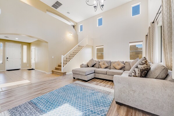 Smart TV, DVD player, ping pong, books - Mountain-view gem - 2 large living rooms, heated pool, enclosed yard, AC & W/D (Avondale)