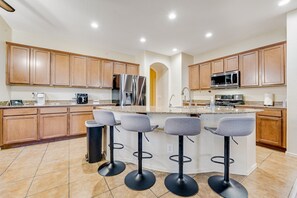 Fridge, microwave, oven, stovetop - Mountain-view gem - 2 large living rooms, heated pool, enclosed yard, AC & W/D (Avondale)