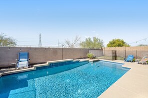 A heated pool - Mountain-view gem - 2 large living rooms, heated pool, enclosed yard, AC & W/D (Avondale)