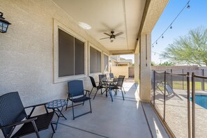 Outdoor dining - Mountain-view gem - 2 large living rooms, heated pool, enclosed yard, AC & W/D (Avondale)