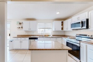 Fridge, microwave, oven, stovetop - Charming home near walking paths with a work desk, grill, & patio - dog-friendly (Tempe)