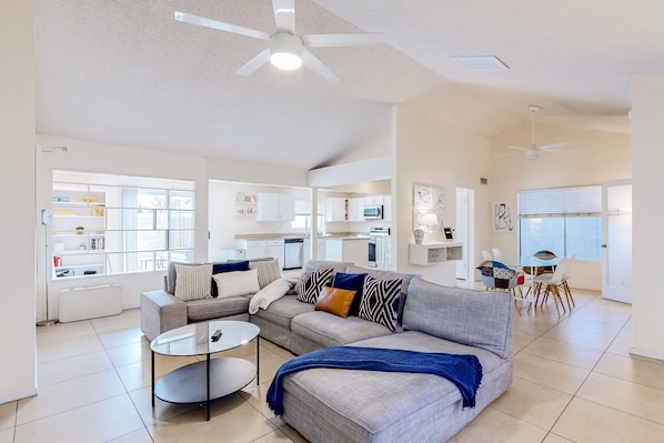 Smart TV - Charming home near walking paths with a work desk, grill, & patio - dog-friendly (Tempe)