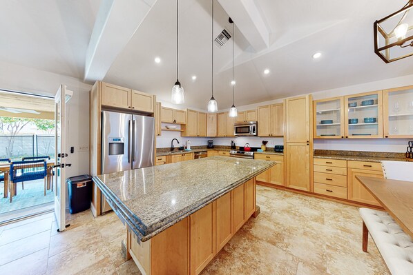 Fridge, microwave, oven, stovetop - Modern home with open layout, private pool, & washer/dryer - dog friendly (Phoenix)