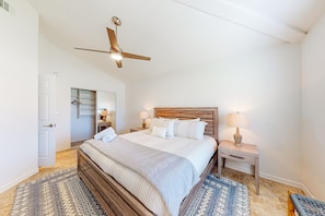 3 bedrooms, desk, iron/ironing board, free WiFi - Modern home with open layout, private pool, & washer/dryer - dog friendly (Phoenix)