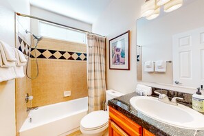 A bathroom with a bathtub, toilet, and sink. - Beautiful condo with stunning views, pool, hot tub, balcony, W/D, AC (Tucson)