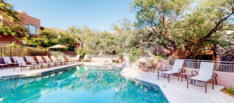 Beautiful condo with stunning views, pool, hot tub, balcony, W/D, AC