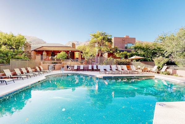 Pool - Beautiful condo with stunning views, pool, hot tub, balcony, W/D, AC (Tucson)