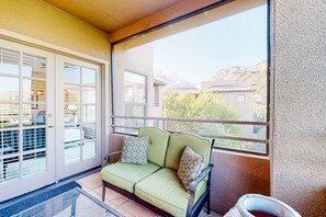 Terrace/patio - Beautiful condo with stunning views, pool, hot tub, balcony, W/D, AC (Tucson)
