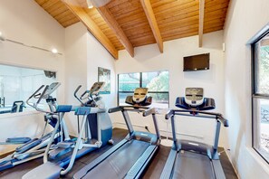 Fitness facility - Beautiful condo with stunning views, pool, hot tub, balcony, W/D, AC (Tucson)