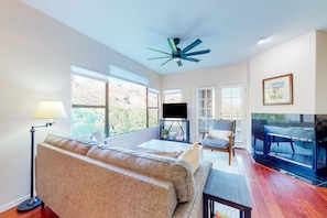 Smart TV - Beautiful condo with stunning views, pool, hot tub, balcony, W/D, AC (Tucson)