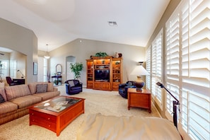 2 bedrooms, iron/ironing board, free WiFi, bed sheets - Palm-lined home with pool access, grill, office & golf course views (Sun Lakes)