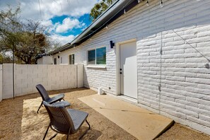 Terrace/patio - Inviting dog-friendly studio with full kitchen and central AC (Tucson)