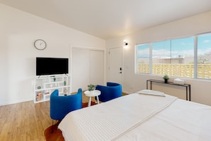 1 bedroom, iron/ironing board, free WiFi, bed sheets - Inviting dog-friendly studio with full kitchen and central AC (Tucson)