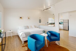 1 bedroom, iron/ironing board, free WiFi, bed sheets - Inviting dog-friendly studio with full kitchen and central AC (Tucson)