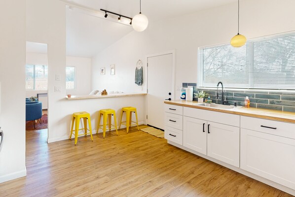 Interior - Inviting dog-friendly studio with full kitchen and central AC (Tucson)