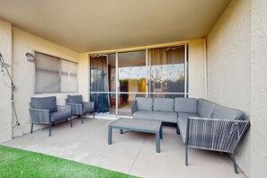 Terrace/patio - Dog-friendly condo near Old Town with patio, outdoor pool, BBQ areas & AC (Scottsdale)