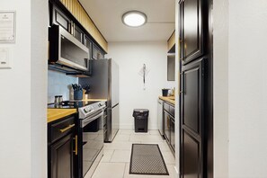 Fridge, microwave, oven, stovetop - Dog-friendly condo near Old Town with patio, outdoor pool, BBQ areas & AC (Scottsdale)