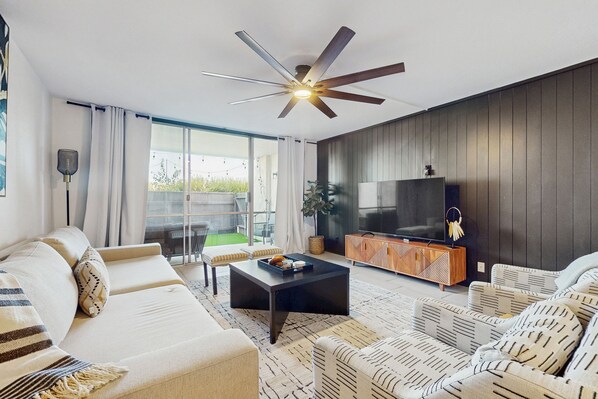 Smart TV - Dog-friendly condo near Old Town with patio, outdoor pool, BBQ areas & AC (Scottsdale)