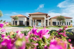 Exterior - Gold Coast Resort Retreat | Pool, Tennis, Gym & Room Service (Noord)