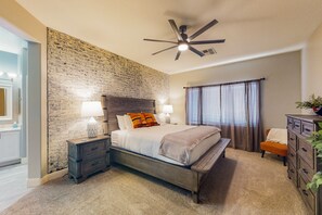 3 habitaciones, escritorio y tabla de planchar con plancha