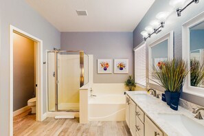 Shower, hair dryer, towels - inviting home with private pool, patio, grill, washer/dryer, & central AC (Chandler)