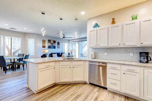 Bright and spacious mountain-view home with pool/hot tub on-site, golfing nearby