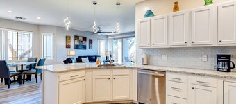 Bright and spacious mountain-view home with pool/hot tub on-site, golfing nearby