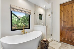 Douche, séchoir à cheveux, serviettes fournies