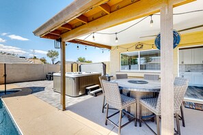 Outdoor dining - WeeCasa | Dog-friendly house in Chandler with private heated pool, hot tub, AC (Chandler)