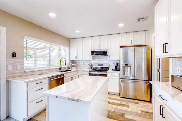 Fridge, microwave, oven, stovetop - WeeCasa | Dog-friendly house in Chandler with private heated pool, hot tub, AC (Chandler)