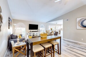 Smart TV, books - WeeCasa | Dog-friendly house in Chandler with private heated pool, hot tub, AC (Chandler)